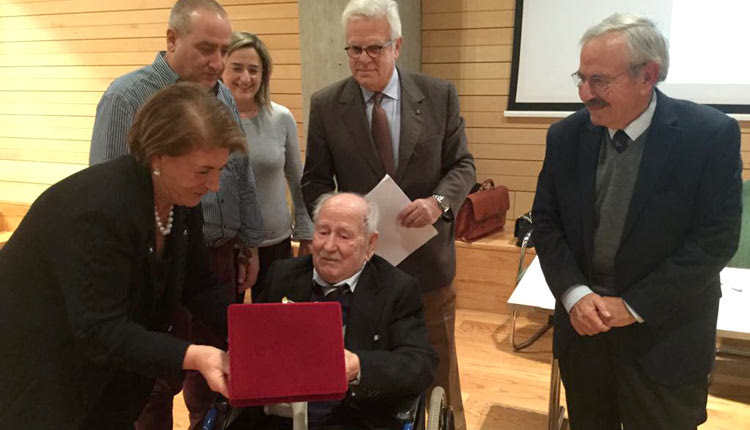 Η επιτροπή απένημε τιμητική πλακέτα στον κ. Μιχάλη Καραταράκη 