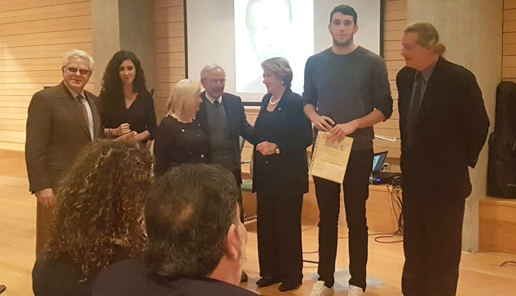 Το βραβείο στη μνήμη του γιατρού Ιωάννη Γ. Χριστάκη δόθηκε στους φοιτητές Άννα Ατζαράκη και Γεώργιο Χαμηλάκη 