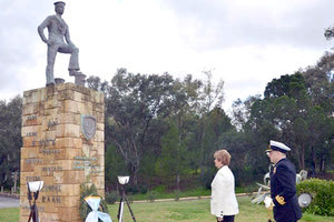 Η κ. Κόλλια-Τσαρουχά κατέθεσε στεφάνι στη μνήμη των πεσόντων Ναυτικού