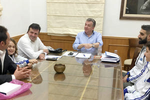 Τους διακριθέντες αθλητές του συλλόγου «HungGar  Kung-FuΗρακλείου» που συμμετείχαν στο 3ο Παγκόσμιο πρωτάθλημα «HungGarKung-FuFosan», το οποίο πραγματοποιήθηκε στην Κίνα, συνεχάρη χθες ο περιφερειάρχης Κρήτης Σταύρος Αρναουτάκης.