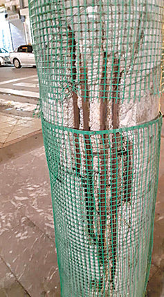 φθαρμένη κολώνα με πλαστικό περιτύλιγμα στο κεντρικότερο σημείο του Ηρακλείου