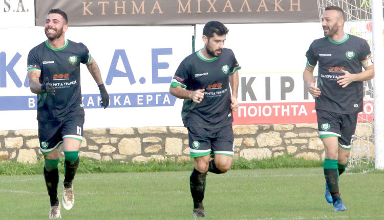 Ο Ηλιόπουλος (αριστερά) ήταν ο χρυσός σκόρερ του Γιούχτα και πανηγυρίζει με τους Μαυρομάτη, Κασσωτάκη 