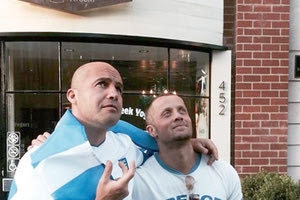 Ο ένας προωθεί το ελληνικό στραγγιστό γιαούρτι