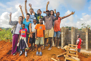 ΣΑΡΑΝΤΗΣ ΣIΜΑΚΗΣ ΚΑΙ ΧΑΡΙΣ ΚΟΚΚΙΑΔΗ: Ζώντας το όνειρο του εθελοντισμού στην Τανζανία