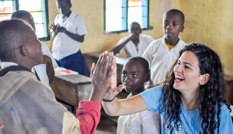 Η εθελόντρια Χάρις Κοκκιάδη μαζί με τους μαθητές του σχολείου