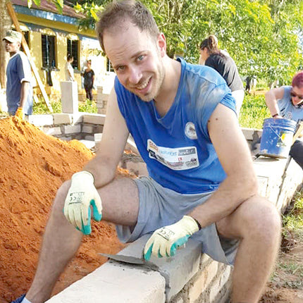 Ο Σαράντης Σημάκης, ο αρχηγός της εθελοντικής - μη κυβερνητικής οργάνωσης Α.Τ.Α.Χ.Τ.Ο.Ι, κατά τη διάρκεια του χτισίματος της κουζίνας