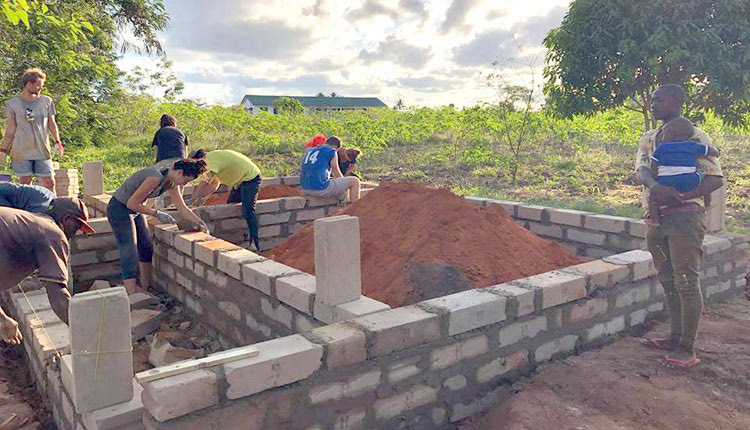 Οι εθελοντές χτίζουν το κτήριο της κουζίνας