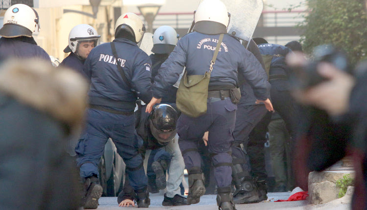 Δεν έλειψαν οι εντάσεις στη διάρκεια της αντισυγκέντρωσης