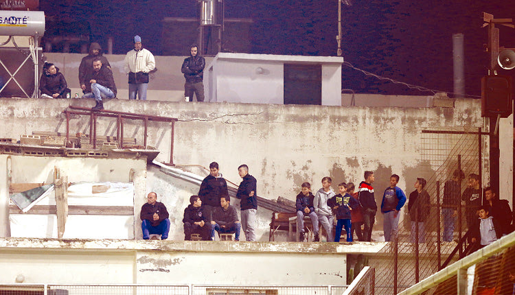 Και στις ταράτσες των γύρω σπιτιών του Γεντί Κουλέ ο κόσμος