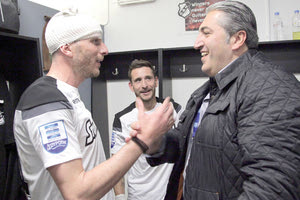 Ο Μπούσης στα αποδυτήρια με τον Παπάζογλου