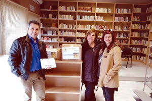 Στη Δημοτική Βιβλιοθήκη Μαλεβιζίου παρέδωσαν τα μέλη των Lions Μαίρη Ζηνώζη και Μιχάλης Κλεισαρχάκης, λογοτεχνικά και παιδικά βιβλία.