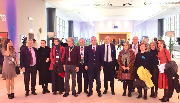 ο Μανώλης Κ. Κεφαλογιάννης, ως πρόεδρος της Μικτής Κοινοβουλευτικής Επιτροπής Ευρωπαϊκής Ένωσης – Τουρκίας, που συναντήθηκε στις Βρυξέλλες με αντιπροσωπεία Τούρκων δημοσιογράφων ενόψει της Συνόδου της Επιτροπής που θα πραγματοποιηθεί στην Άγκυρα στις 19 και 20 Δεκεμβρίου. 