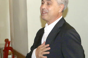 Ο Μιχάλης Λεμπιδάκης δηλώνει ευγνώμων και δείχνει ευτυχισμένος κατά την είσοδό του στο Δικαστικό Μέγαρο