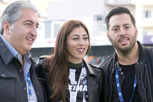 Η Αναστασία Παλυβού δίπλα στον Μιχάλη Μπούση στο “Γεντί έκλεψε τα βλέμματα με την ασπρόμαυρη μπλούζα του ΟΦΗ είναι επίτροπος εμπορίου της Πολιτείας του Ιλινόις και αδερφή των αντιπροέδρων της ΠΑΕ  Άγγελου και Γρηγόρη Παλυβού