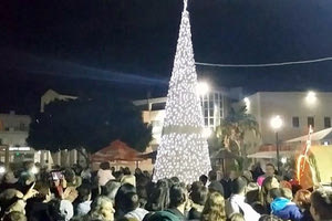 Φωταγωγείται το δέντρο στο Γάζι