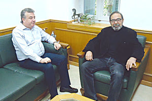 ο περιφερειάρχης Σταύρος Αρναουτάκης με τον διευθυντή του ΕΚΑΒ Κρήτης Ανέστη Κιούλπαλη