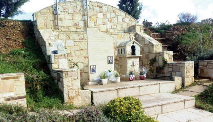 Το μνημείο που έστησε το Σωματείο Εργαζομένων του ΕΚΑΒ