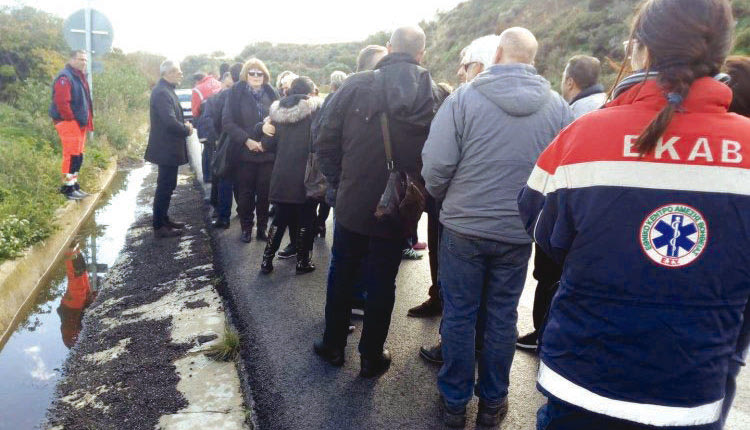 Οι εργαζόμενοι του ΕΚΑΒ στο χθεσινό Τρισάγιο 