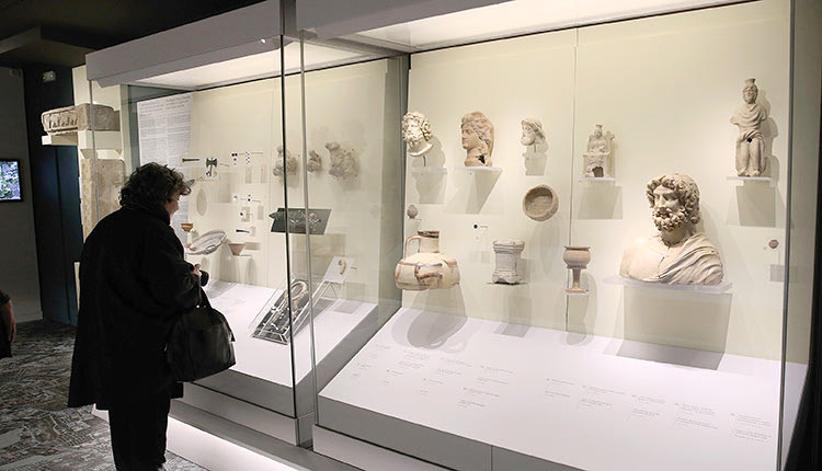 Προθήκη με ευρήματα της ανασκαφής που έφερε στο φως το θρησκευτικό κέντρο της Κνωσού. Διακρίνεται η κεφαλή του Δία και επάνω ακριβώς ο θεός Σέραπις