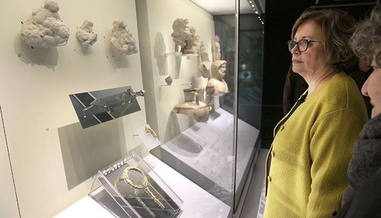 Η κ. Βλαζάκη μπροστά στην προθήκη με το περίφημο σκήπτρο