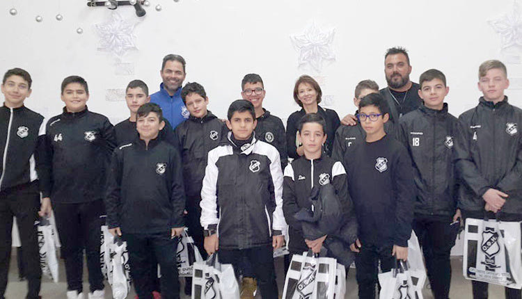 Μοίρασαν δώρα στη Στέγη Ανηλίκων τα παιδιά του ΟΦΗ