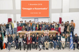 Ο κ. Στασινάκης με τους μαθητές του Λυκείου Socrate