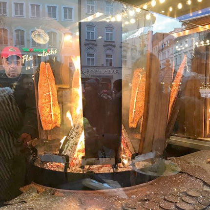 Στο Μόναχο της Γερμανίας ψήνουν αντικριστό… σολομό.