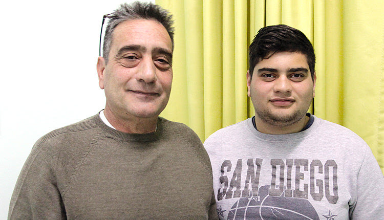 Ο πατέρας Μανώλης Κονδυλάκης με τον γιο του, Γιώργο