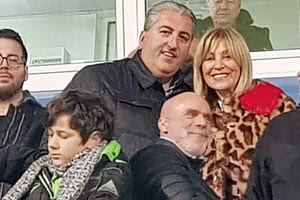 Ο Μιχάλης Μπούσης με τη μητέρα του Ελένη στην Τρίπολη