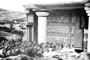 Γερμανικός θίασος δίδει παράσταση στην Κνωσό το έτος 1943. Στην πρώτη σειρά των θεατών ο Διοικητής του νομού Ηρακλείου Μύλλερ μεταξύ εφτά κυριών.