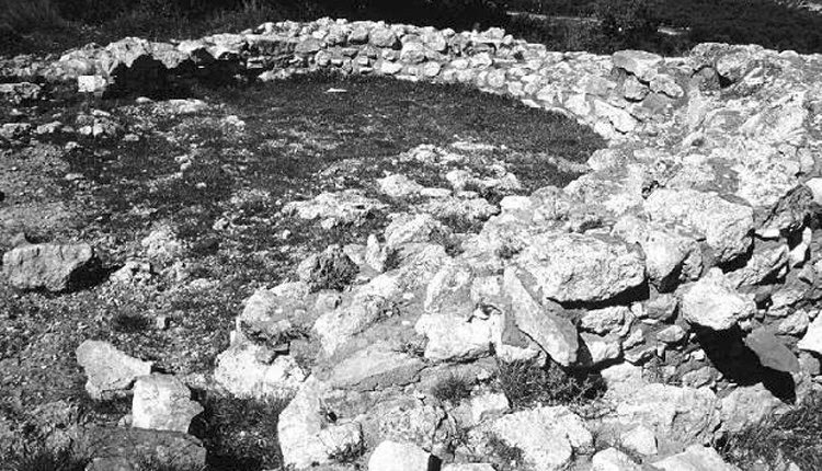 Ο αρχαιολογικός χώρος στο Απεσωκάρι όπου έγιναν οι λαθρανασκαφές από τον Σεργκεντόρφερ, τον Σεπτέμβριο του 1942.