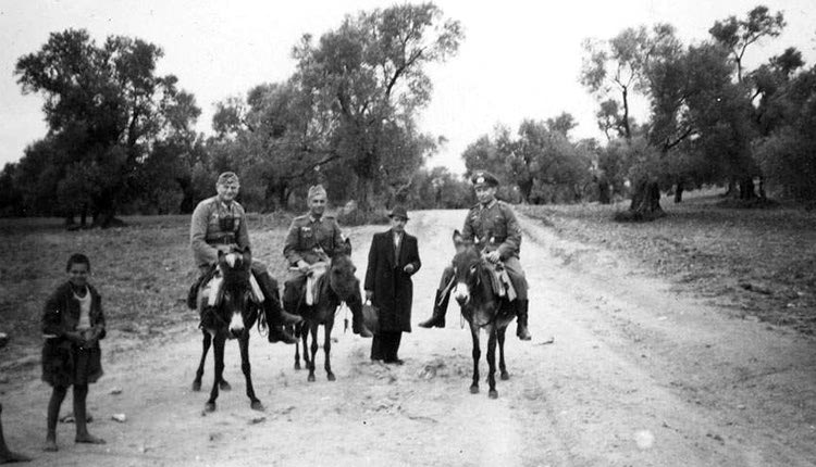 Στο δρόμο προς τις λαθρανασκαφές στο Απεσωκάρι Μεσσαράς, τον Σεπτέμβρη του 1942.