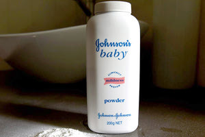 η εταιρεία Johnson & Johnson γνώριζε επί δεκαετίες ότι το ταλκ Baby Powder περιείχε αμίαντο, μια ουσία που θεωρείται καρκινογόνα.