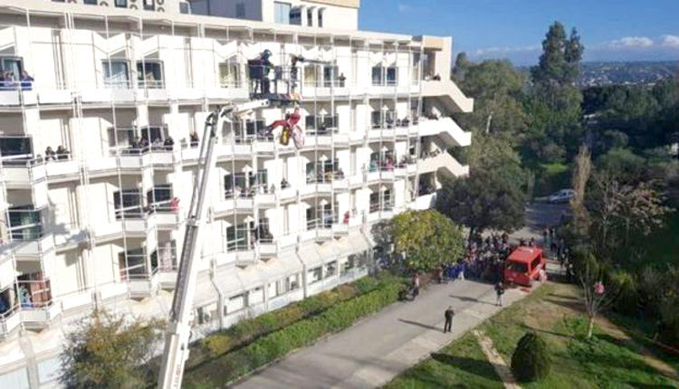 Η Παιδοαιματολογική Κλινική του ΠΑΓΝΗ γέμισε… χαμόγελα χθες το μεσημέρι όταν κατέφθασε ο Άγιος Βασίλης χάρη στην Πυροσβεστική, η οποία τον ανέβασε με γερανό.
