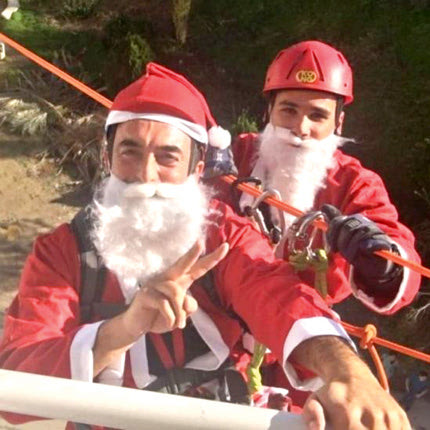 Η Παιδοαιματολογική Κλινική του ΠΑΓΝΗ γέμισε… χαμόγελα χθες το μεσημέρι όταν κατέφθασε ο Άγιος Βασίλης χάρη στην Πυροσβεστική, η οποία τον ανέβασε με γερανό.