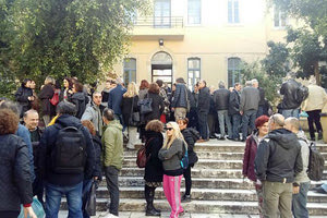 ΚΑΤΑΔΙΚΗ ΣΤΟΝ ΓΟΝΕΑ ΠΟΥ ΧΤΥΠΗΣΕ ΤΟΝ ΛΥΚΕΙΑΡΧΗ: Στο πλευρό του διευθυντή στάθηκαν όλοι οι εκπαιδευτικοί