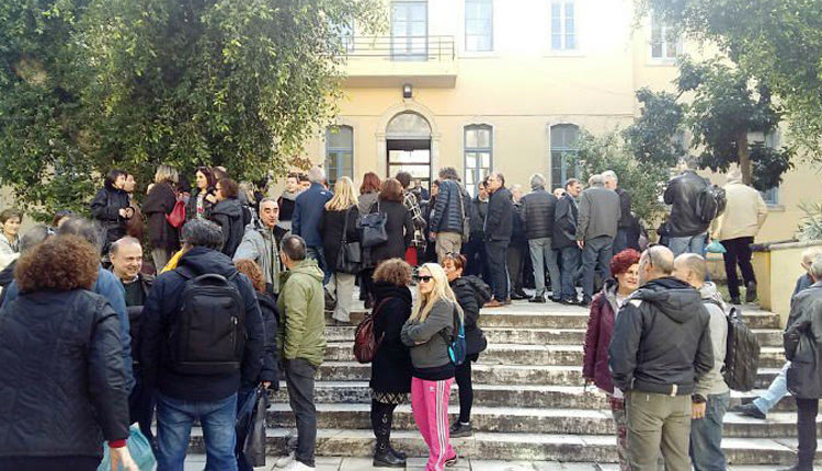 ΚΑΤΑΔΙΚΗ ΣΤΟΝ ΓΟΝΕΑ ΠΟΥ ΧΤΥΠΗΣΕ ΤΟΝ ΛΥΚΕΙΑΡΧΗ: Στο πλευρό του διευθυντή στάθηκαν όλοι οι εκπαιδευτικοί