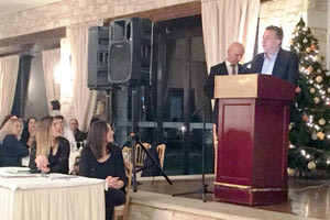 H απονομή των εξειδικευμένων πλέον αποφοίτων τουρισμού από τον περιφερειάρχη Κρήτης Σταύρο Αρναουτάκη που πραγματοποιήθηκε στον Κήπο των Αισθήσεων.