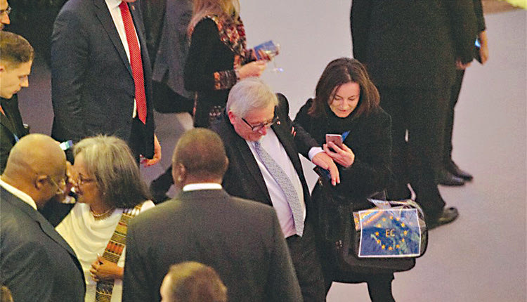 ο Ζαν Κλοντ Γιούνκερ σκοντάφτει σε μια δεξίωση στη Βιέννη