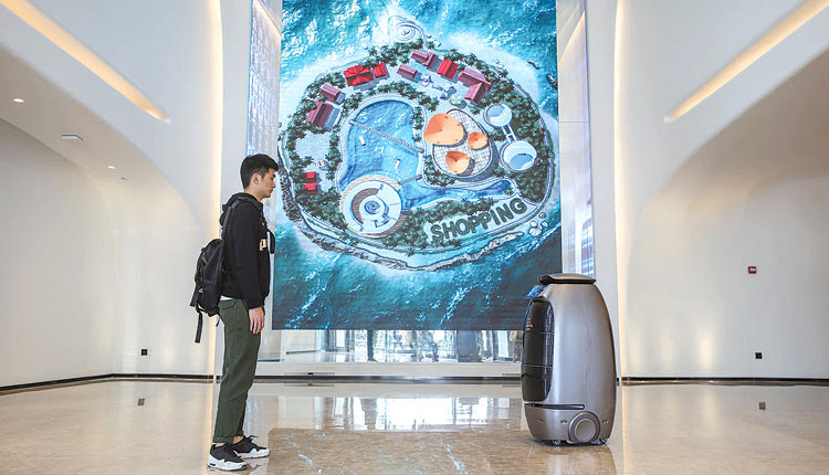 Ένα “έξυπνο” ξενοδοχείο άνοιξε χθες ο κινεζικός κολοσσός του διαδικτύου Alibaba, όπου με τη βοήθεια ρομπότ και της τεχνητής νοημοσύνης (AI) έχουν αυτοματοποιηθεί μια σειρά από διαδικασίες όπως το τσεκ-ιν ο έλεγχος των φώτων και η υπηρεσία δωματίου. 