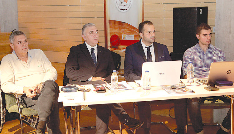 Το προεδρείο του συνδέσμου με τον κ. Κορομηλά