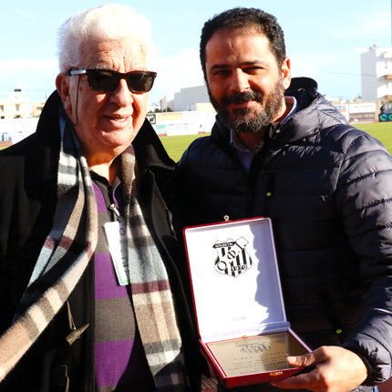 Ο ΟΦΙ τίμησε χθες πριν από το παιχνίδι με τον Παναιτωλικό τον Μάκη Μπελεβώνη.