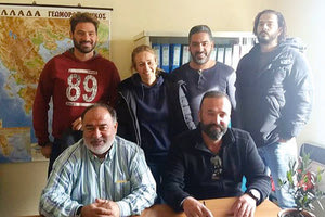 Ο κ. Νηστικάκης (κάτω αριστερά) με τους γυμναστές του προγράμματος κολύμβησης στα σχολεία