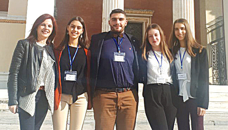 Η κ. Καμπουράκη με τους μαθητές