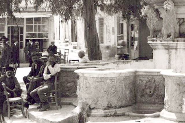 ΦΩΤΟ ΗΜΕΡΑΣ: Δίπλα στην κρήνη Μοροζίνι το 1920