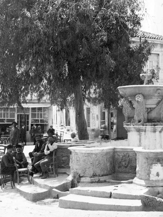 ΦΩΤΟ ΗΜΕΡΑΣ: Δίπλα στην κρήνη Μοροζίνι το 1920