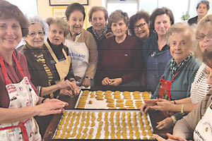 η ομάδα παλαιών οηγών του Σώματος Ελληνίδων Οδηγών ετοιμάζεται ένα... φορτηγάκι κουραμπιέδες και μελομακάρονα, για να τα πουλήσει στο παζάρι της
