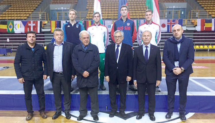 Απονομές στο παγκόσμιο κύπελλο ξιφασκίας νέων ανδρών που έγινε με επιτυχία στο Ηράκλειο