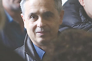 Η έδρα είδε πιο “κουμπωμένο” τον­ Μιχάλη Λεμπιδάκη σε σχέση με την έναρξη της κατάθεσής του