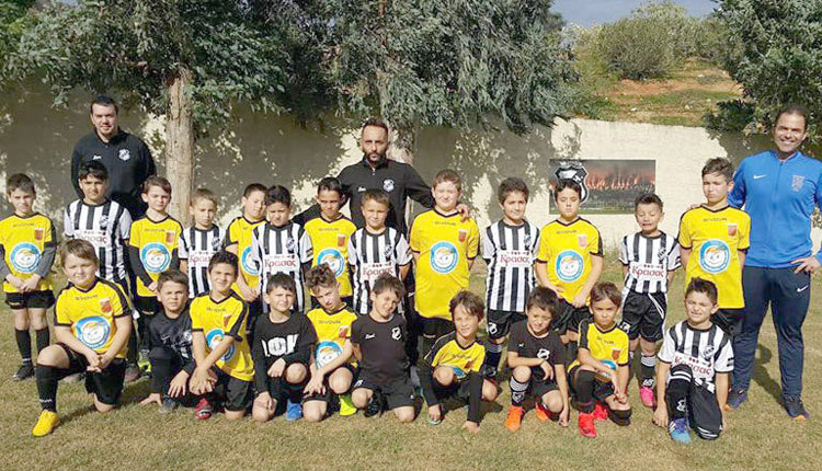 Τα παιδιά της Ακαδημίας του ΟΦΗ και αυτά του Πρότυπου Ιδιωτικού Εκπαιδευτηρίου Χερρονάσιος σε φιλικό παιχνίδι, που έδωσαν στο ΒΑΚ για το «Χαμόγελο του Παιδιού»